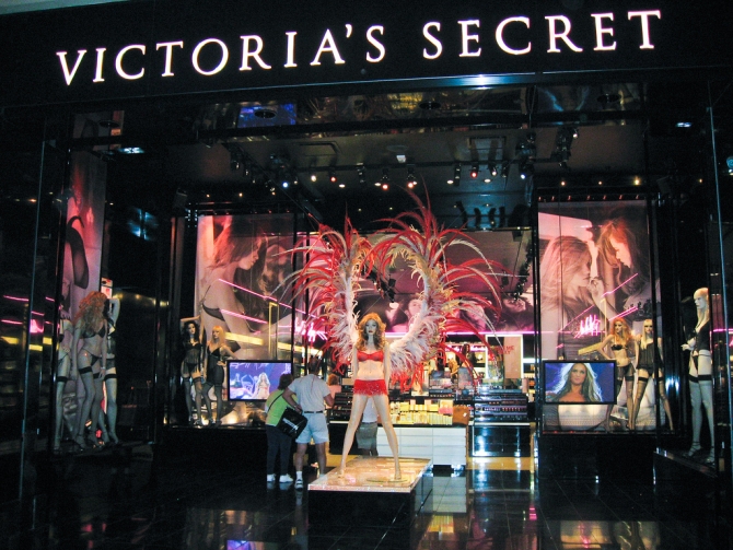 Victorias-Secret-Fashion-Show-to-Hit-London-for-First-Time