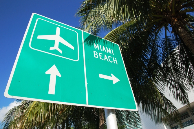The sign showing direction to the airport and Miami Beach (Florida).